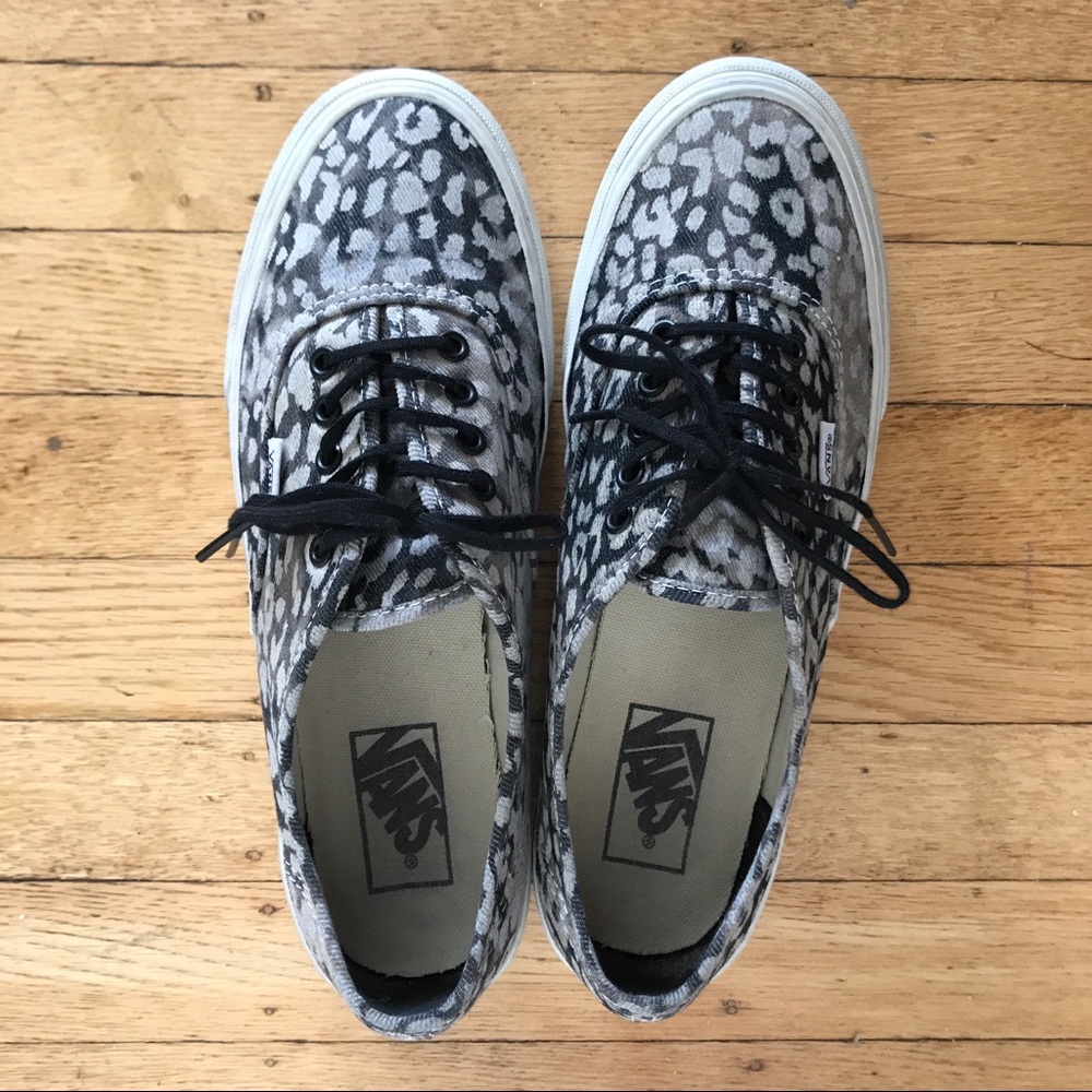 B/w cheetah vans